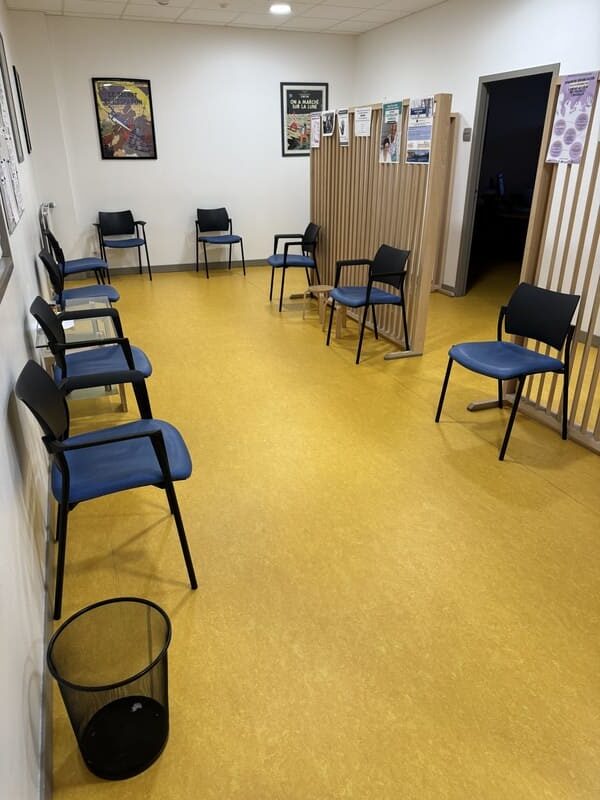 pose-lino-jaune